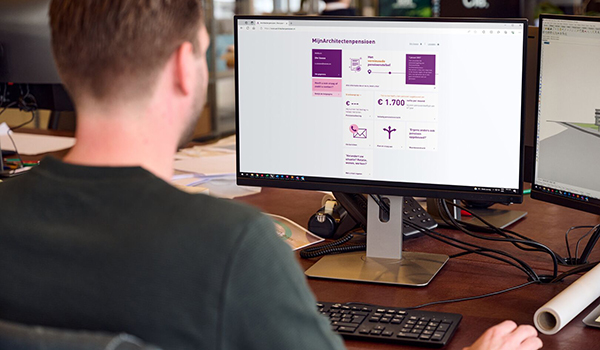 PFAB-deelnemer zit achter computer en checkt pensioen